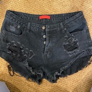 Black distressed mid waisted shorts!